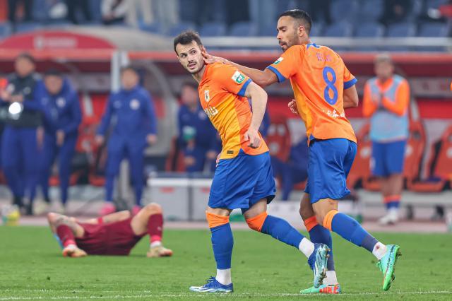 爱体育官方下载入口-亚洲名帅十年恩仇延至中超，鲁沪对决鹿死谁手？