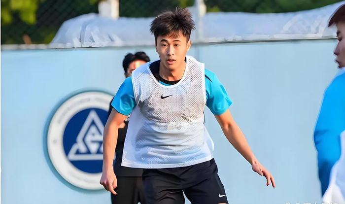 爱体育官方下载入口-从希望之星到“玻璃人”：戴伟浚的两次冬训，中国足球的一声叹息|中国男足|上海申花足球俱乐部|球员|心理|申花_新浪体育_新浪新闻