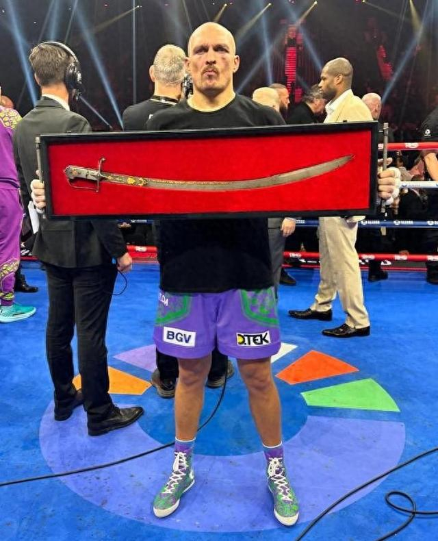 接洽小胖鲁伊兹？这不过是乌西克给卡巴耶尔的压价手段|奥列克桑德尔·乌西克|安迪·鲁伊兹|阿吉特·卡巴耶尔|卫冕战|小安迪·鲁伊兹_新浪体育_新浪新闻