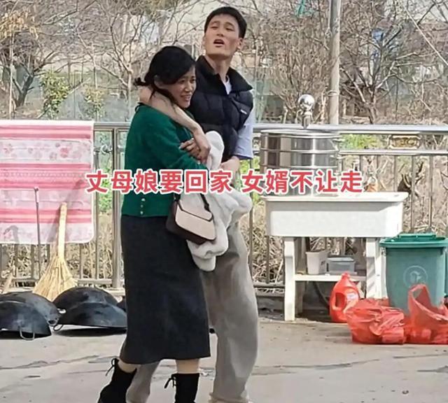 爱体育官方下载入口-女婿当众搂腰挽留丈母娘，10天后评论区还在吵：这算亲？还是越界